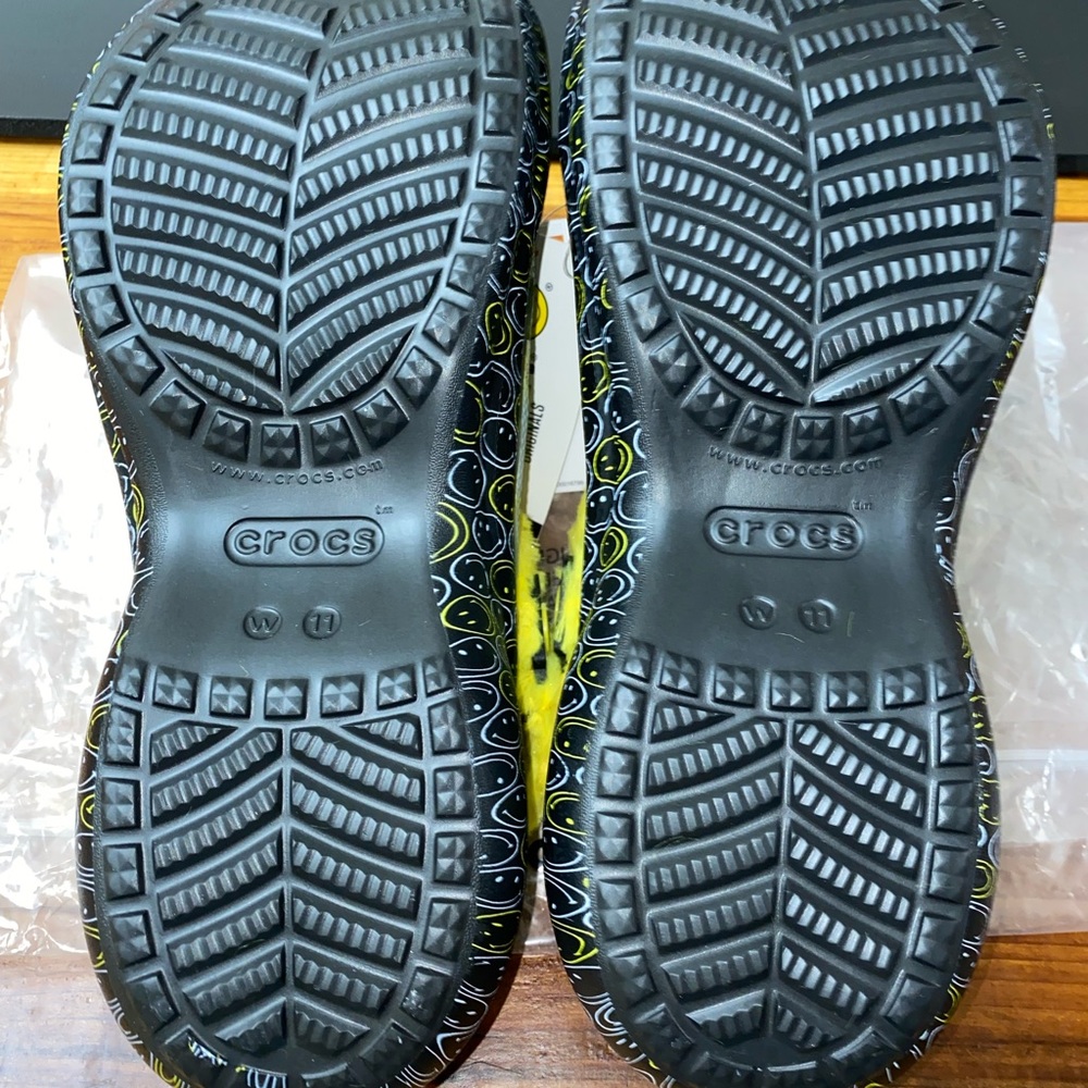 Crocs Smiley Edition Bae Clogs - Picture 5 of 6